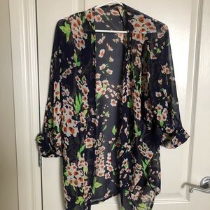 Blue floral kimono with cuffed sleeves